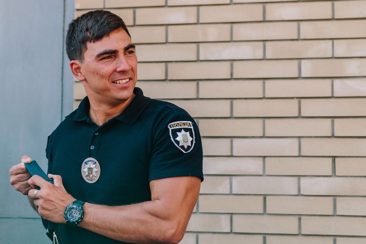 В Днепре патрульные притворились хулиганами и потушили пылающую машину 12