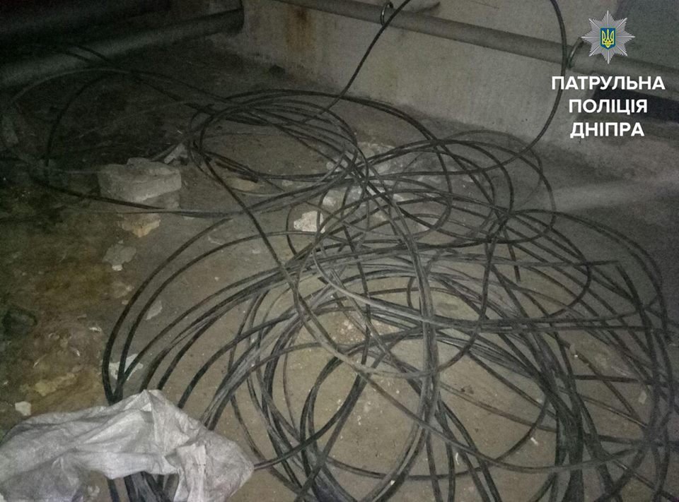 На Набережной Победы в подвале задержали мужчин, которые воровали кабели 1