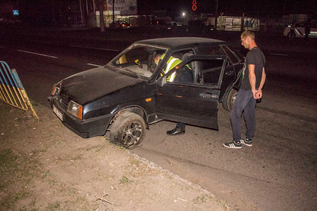 На Донецком шоссе ВАЗ въехал в дорожное ограждение 1