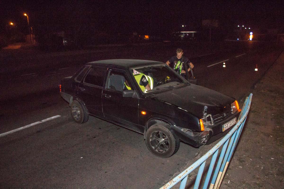 На Донецком шоссе ВАЗ въехал в дорожное ограждение 2