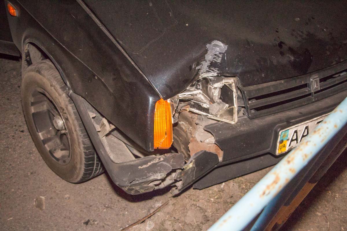 На Донецком шоссе ВАЗ въехал в дорожное ограждение 3