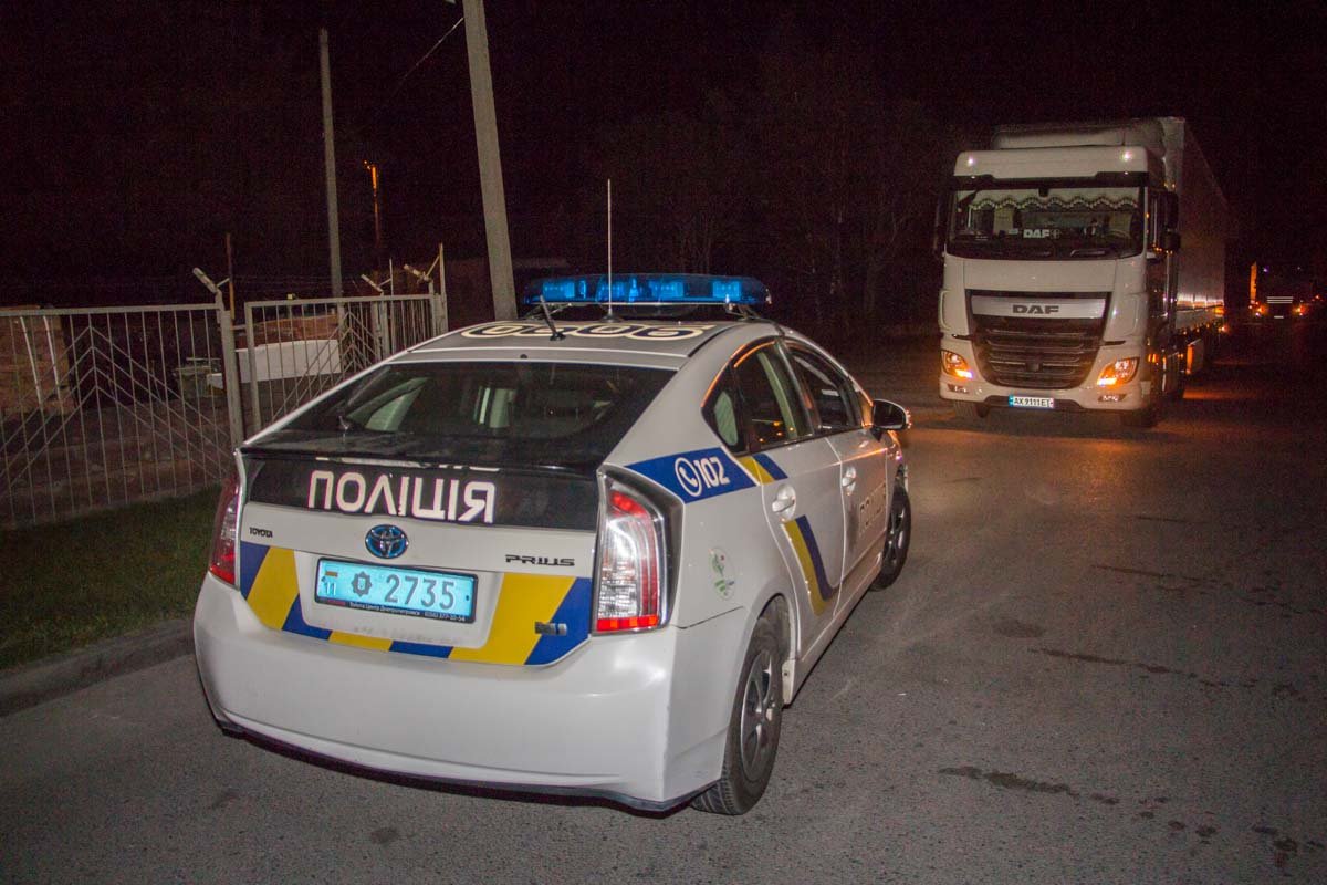 На Донецком шоссе ВАЗ въехал в дорожное ограждение 4