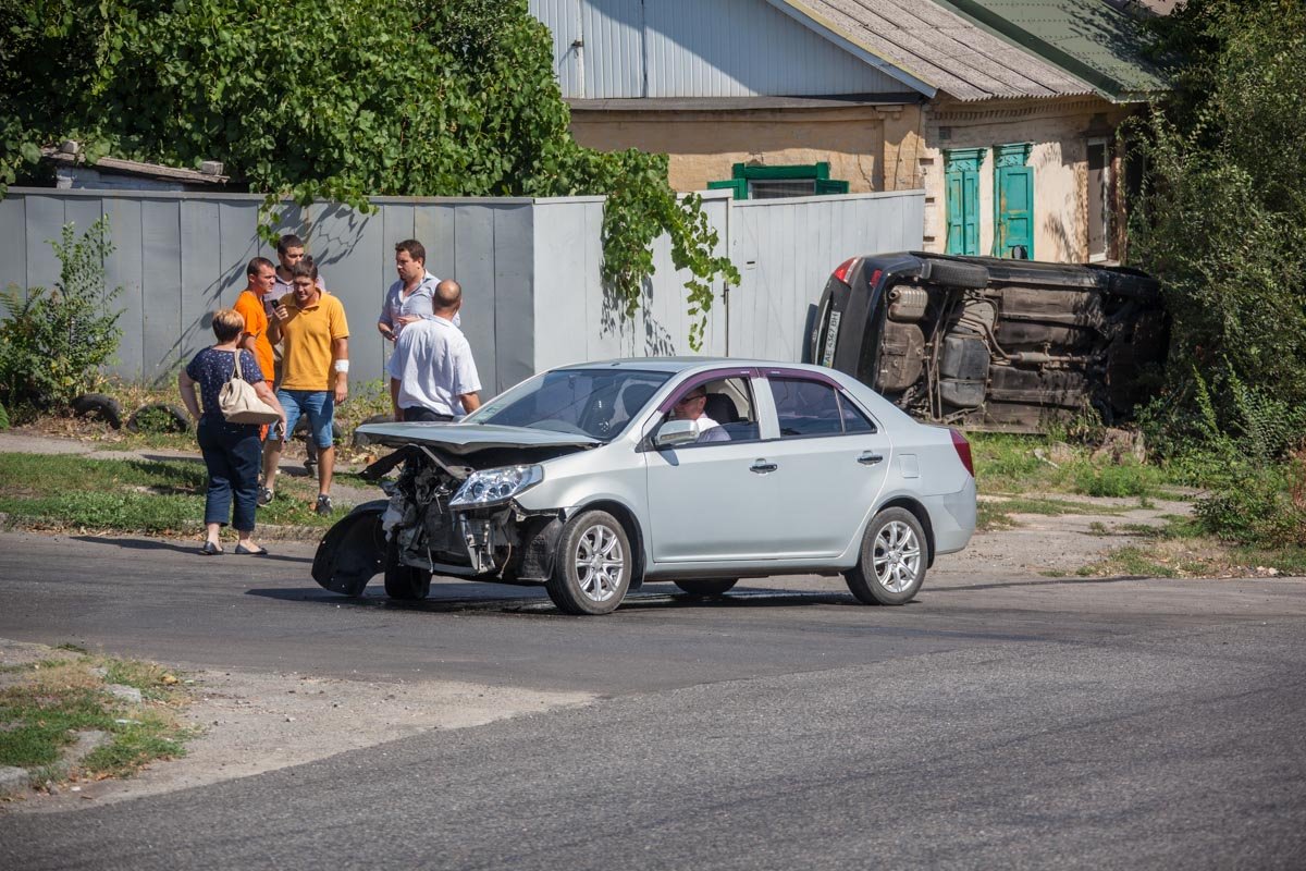 На проспекте Мазепы Kia вылетела за проезжую часть и перевернулась 1