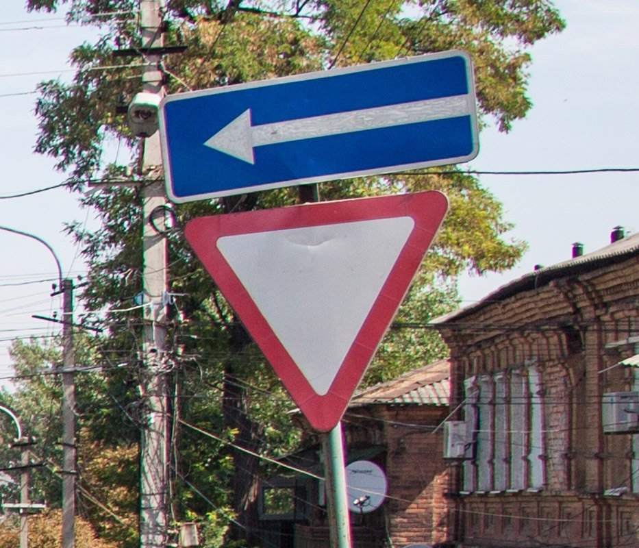 На проспекте Мазепы Kia вылетела за проезжую часть и перевернулась 3