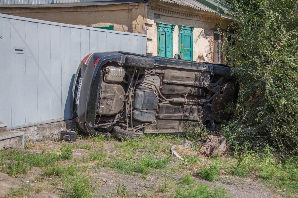 На проспекте Мазепы Kia вылетела за проезжую часть и перевернулась 5