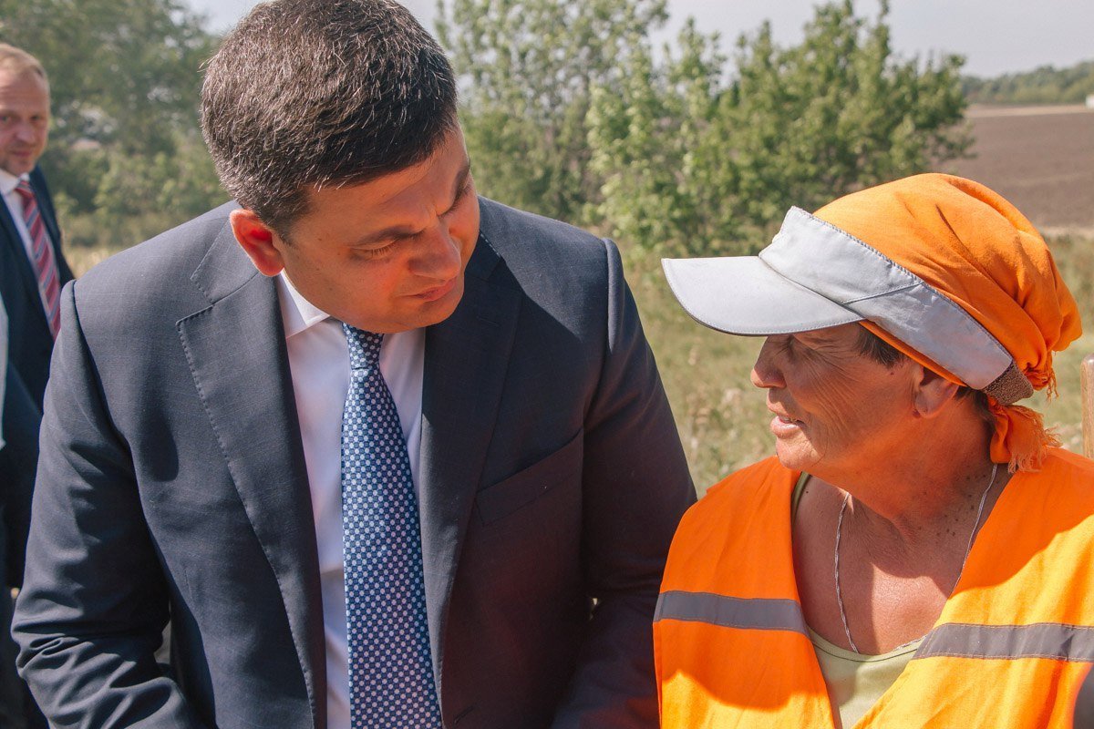 В Днепре Гройсман оценил ремонт трассы и пообещал денег на строительство объездной 2