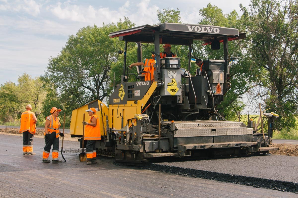 В Днепре Гройсман оценил ремонт трассы и пообещал денег на строительство объездной 4