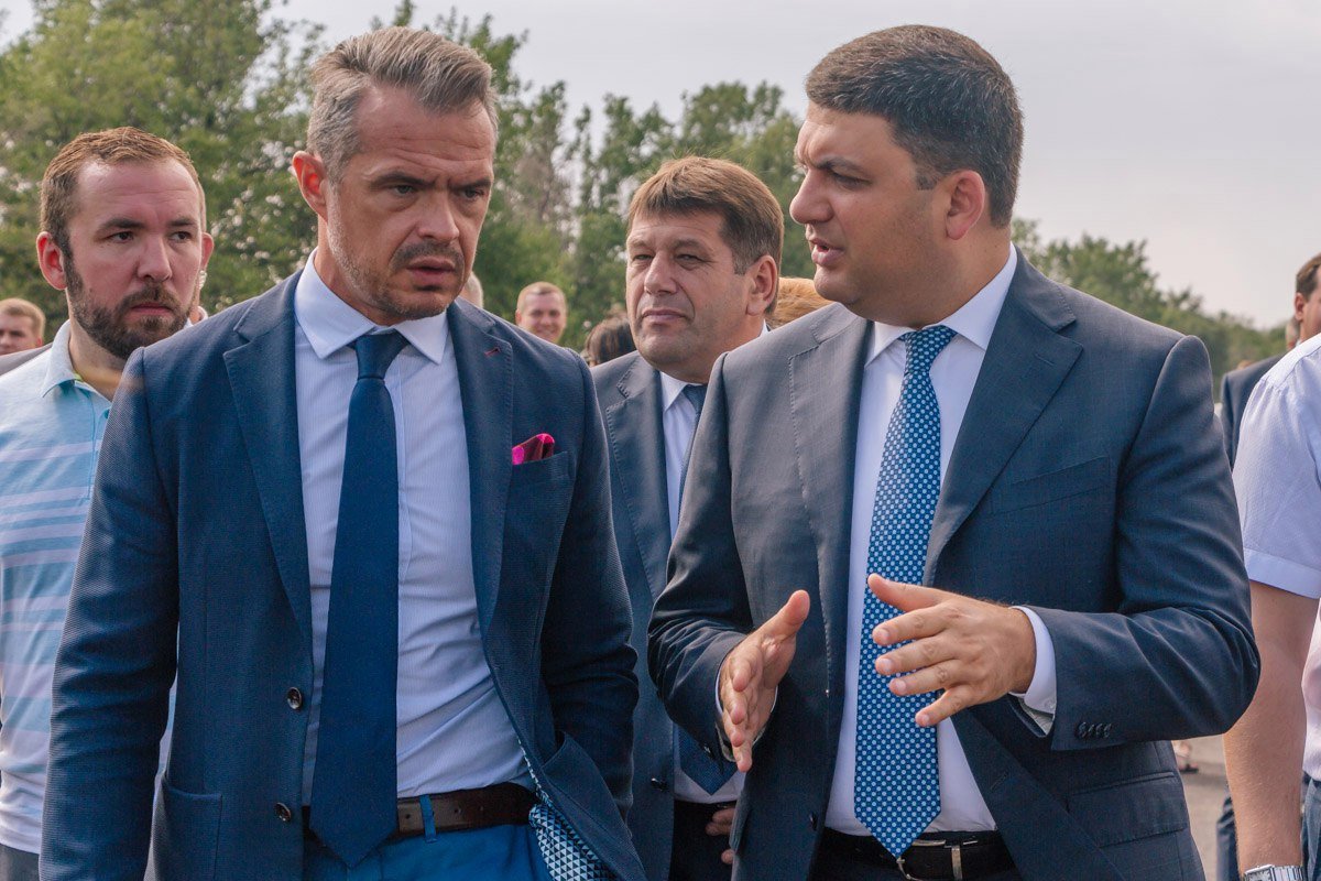 В Днепре Гройсман оценил ремонт трассы и пообещал денег на строительство объездной 6