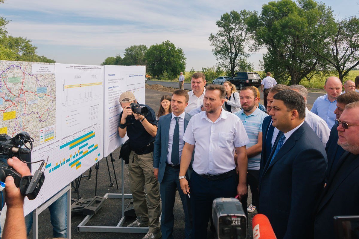 В Днепре Гройсман оценил ремонт трассы и пообещал денег на строительство объездной 8