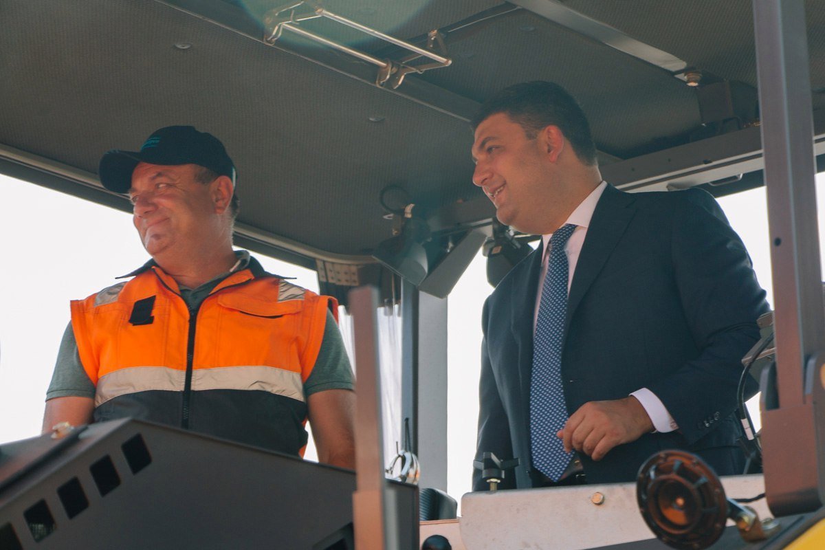 В Днепре Гройсман спустился под землю и посидел в экотроллейбусе 1