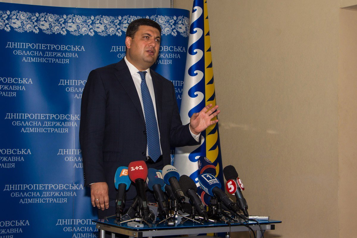 В Днепре Гройсман спустился под землю и посидел в экотроллейбусе 2