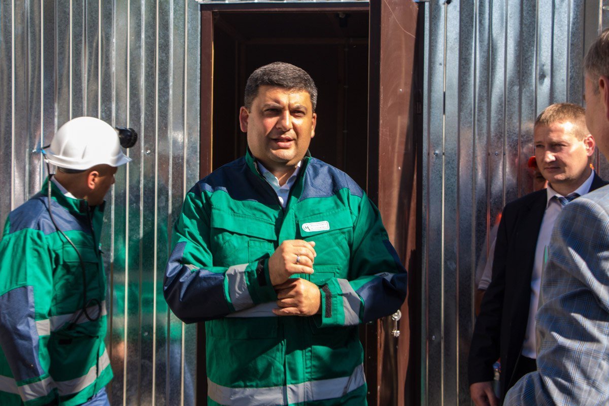 В Днепре Гройсман спустился под землю и посидел в экотроллейбусе 3