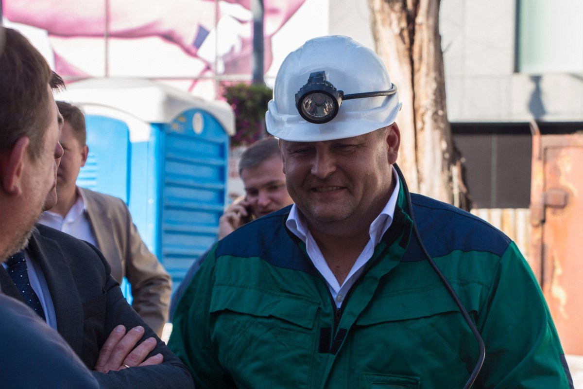 В Днепре Гройсман спустился под землю и посидел в экотроллейбусе 4