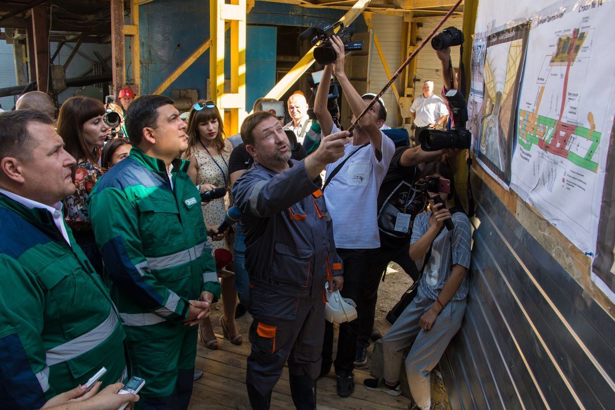 В Днепре Гройсман спустился под землю и посидел в экотроллейбусе 5