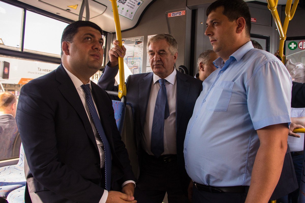 В Днепре Гройсман спустился под землю и посидел в экотроллейбусе 6