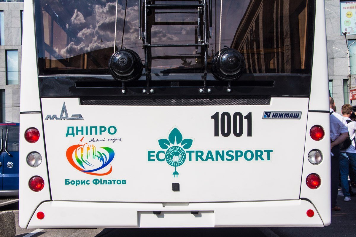 В Днепре Гройсман спустился под землю и посидел в экотроллейбусе 7