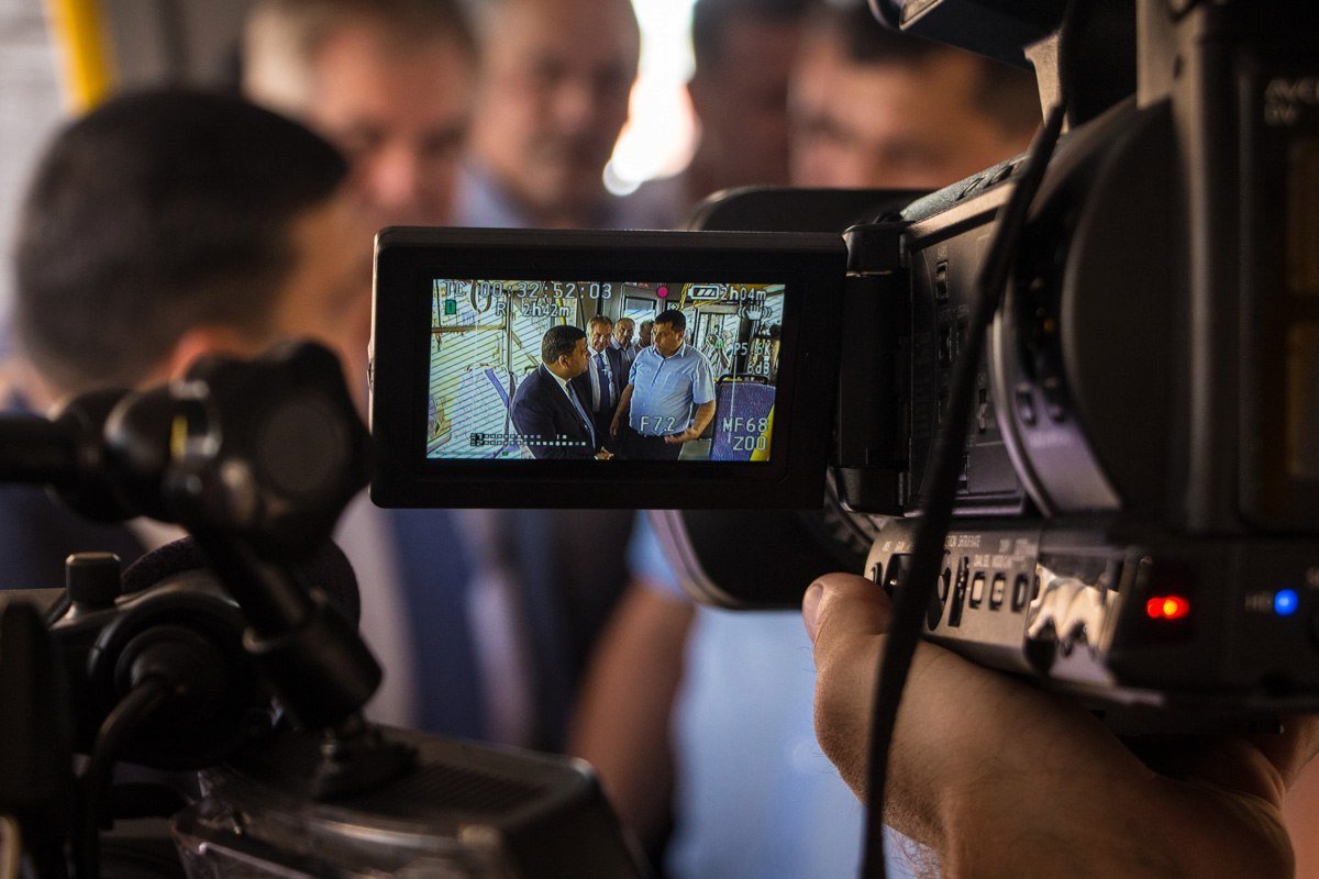 В Днепре Гройсман спустился под землю и посидел в экотроллейбусе 8