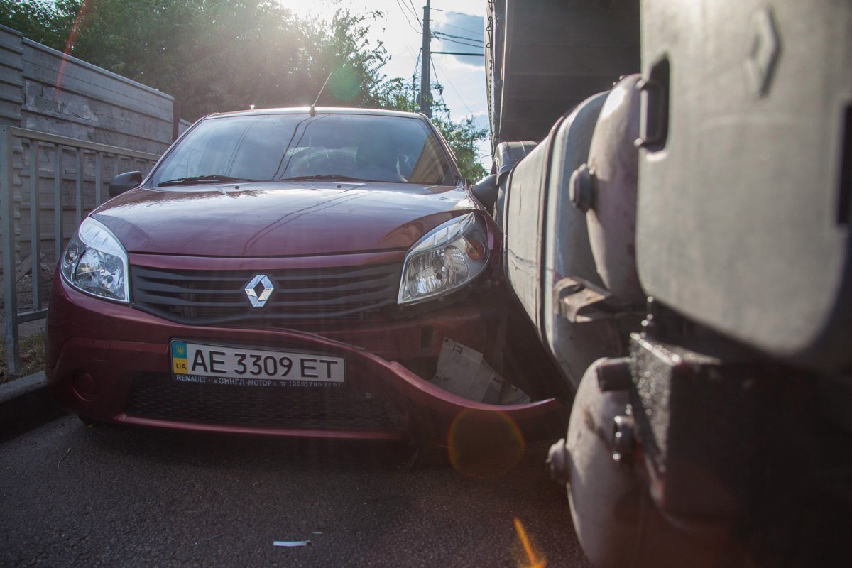 На Набережной фура прижала легковушку 1