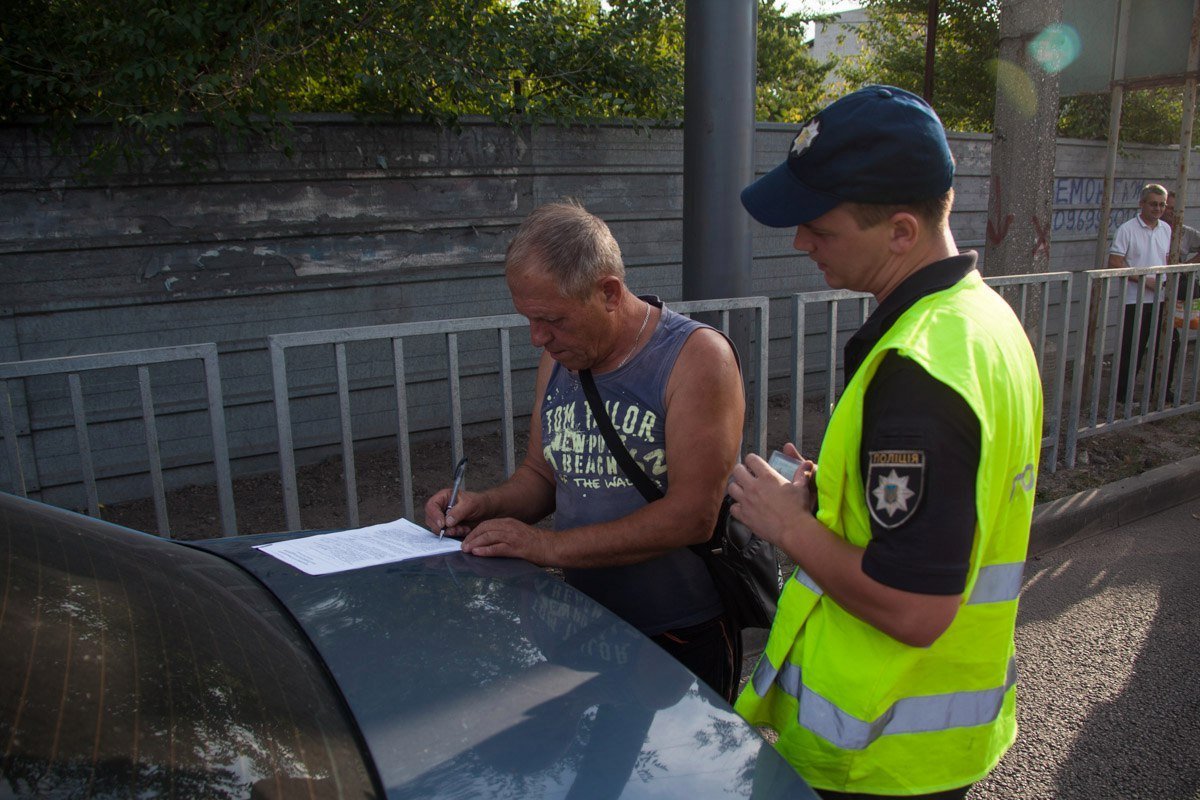 На Набережной фура прижала легковушку 2