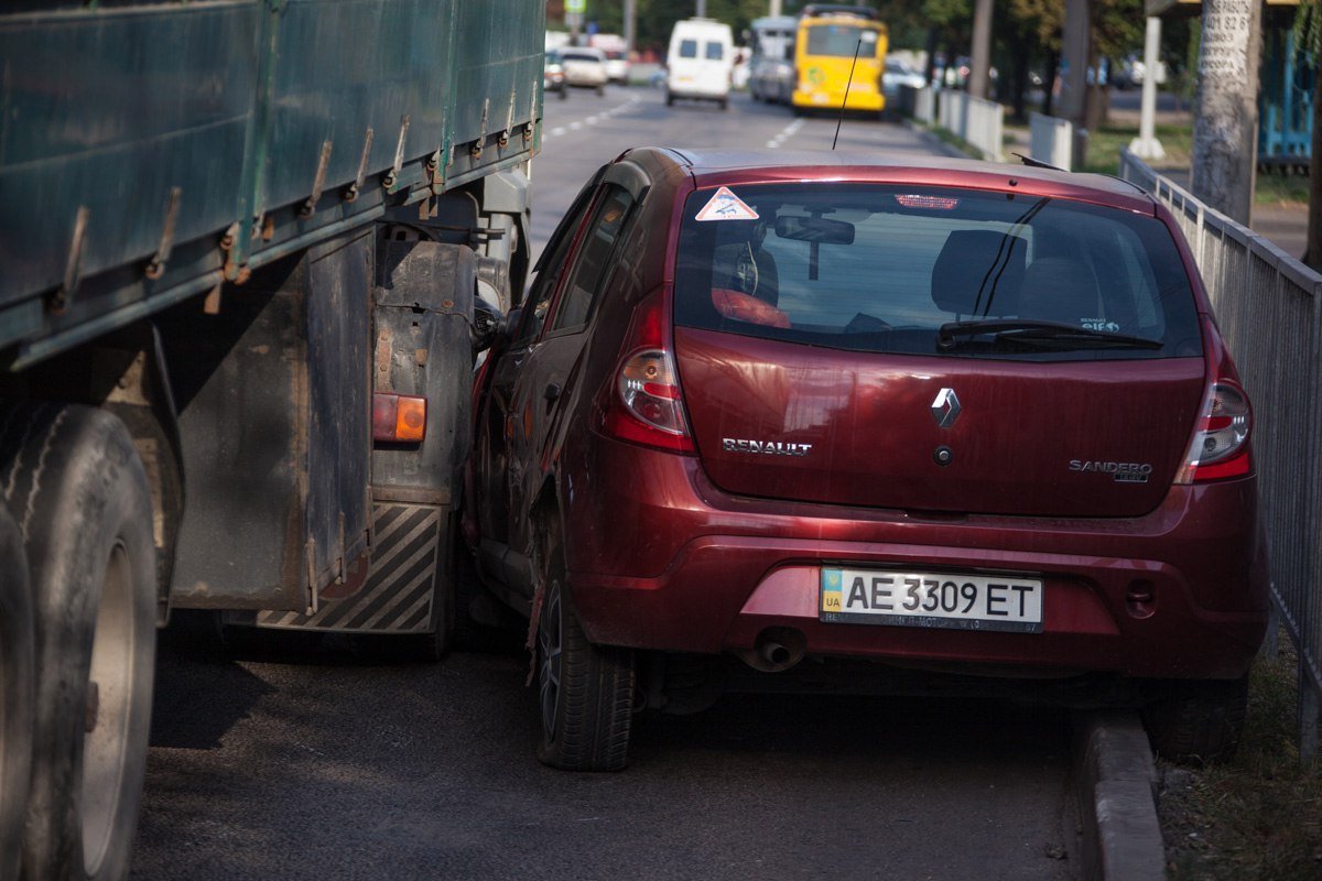 На Набережной фура прижала легковушку 3