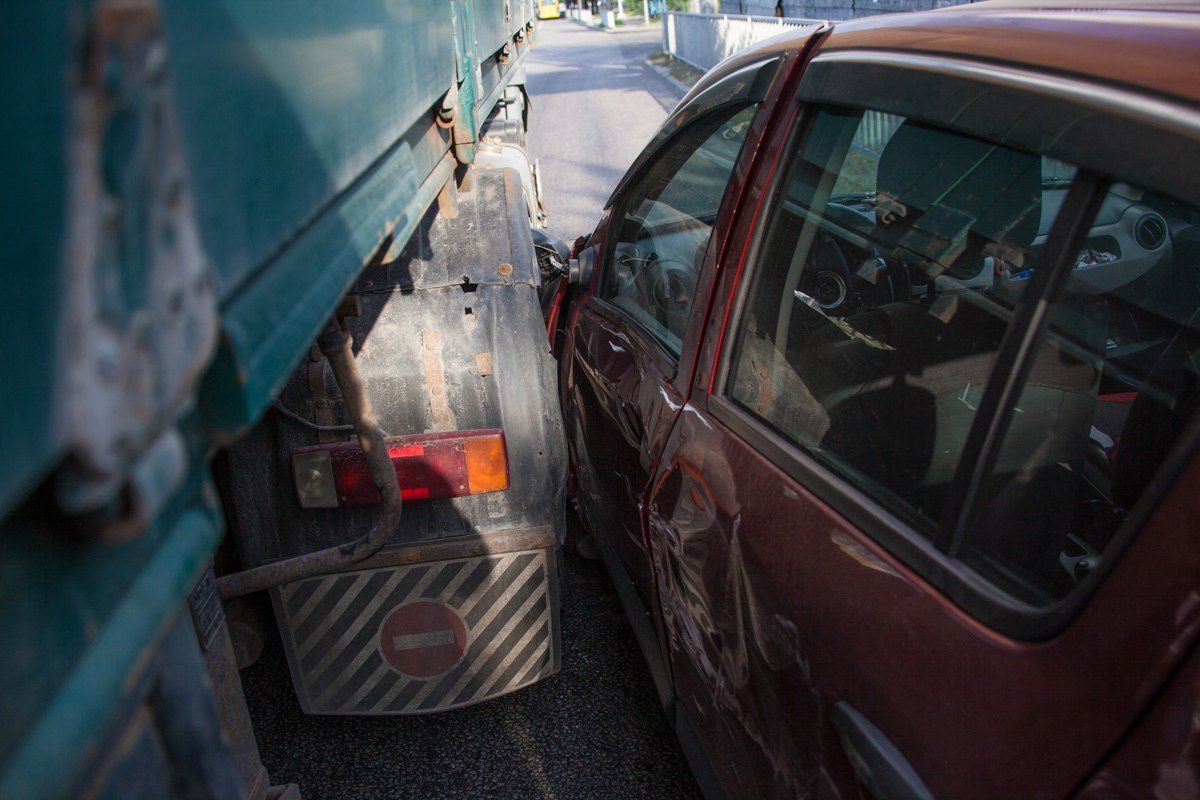 На Набережной фура прижала легковушку 4
