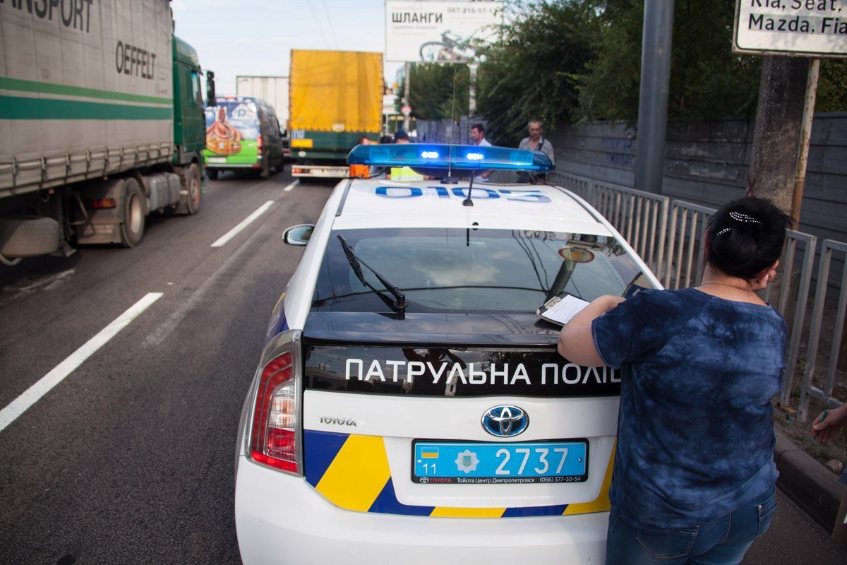 На Набережной фура прижала легковушку 5