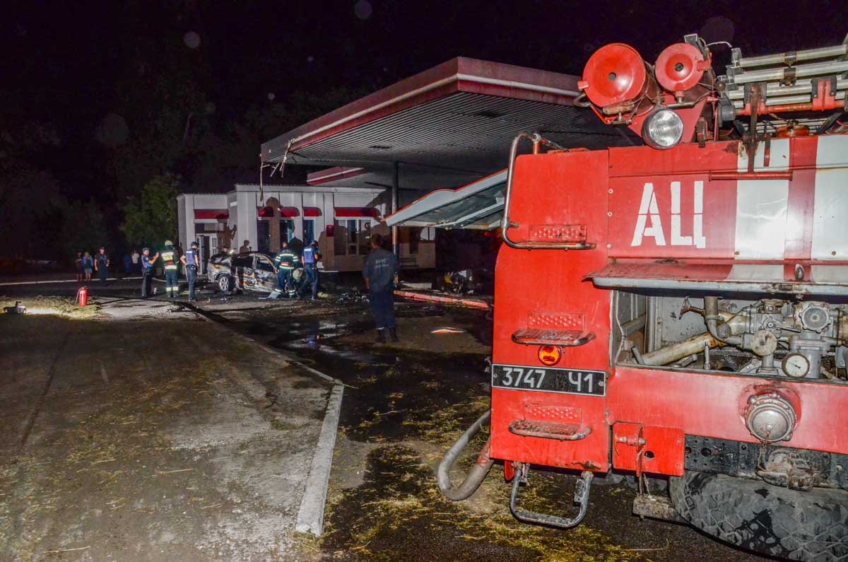 На Слобожанском проспекте водитель Nissan сбил животное и врезался в автозаправку 5