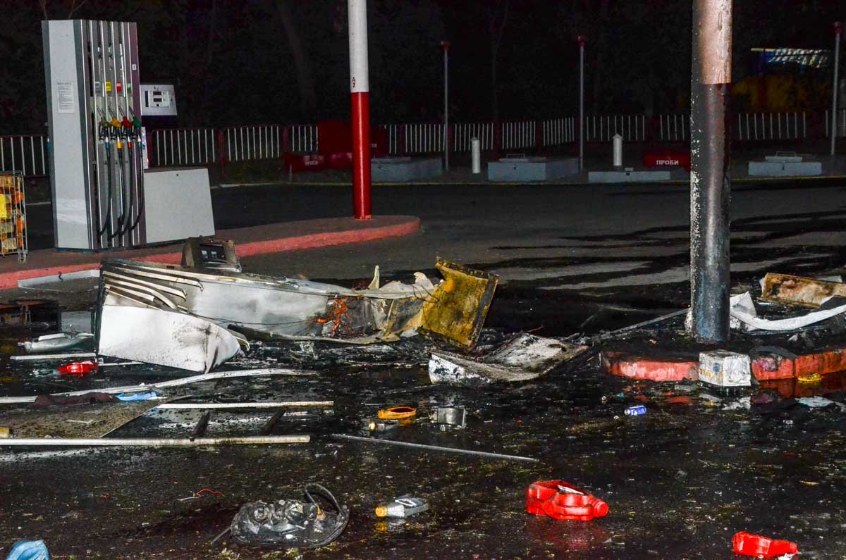 На Слобожанском проспекте водитель Nissan сбил животное и врезался в автозаправку 7