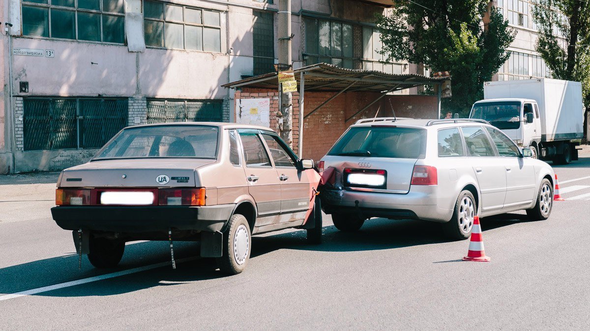 На Мологвардейской столкнулись Audi и ВАЗ 1