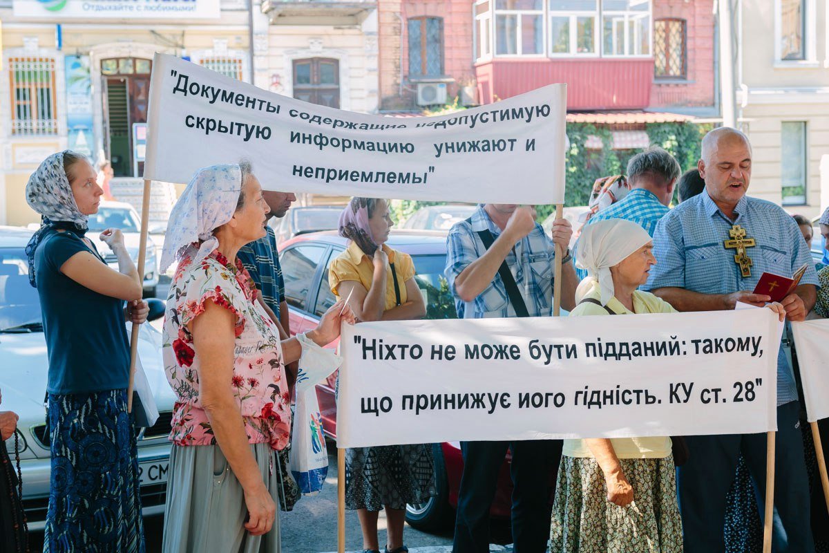 В Днепре православные вышли на пикет против ID-паспортов 2