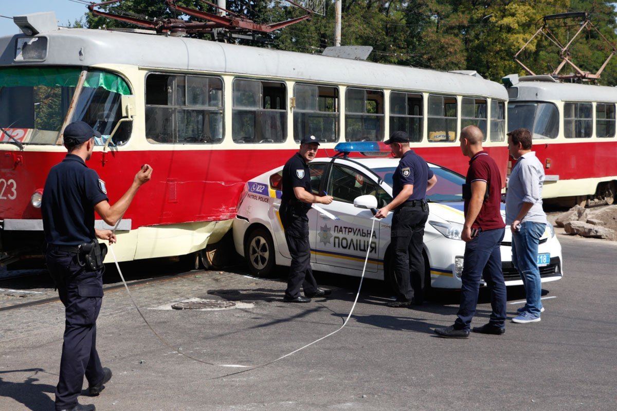 В Днепре возле здания ОГА столкнулись трамвай и Toyota Prius полицейских 1