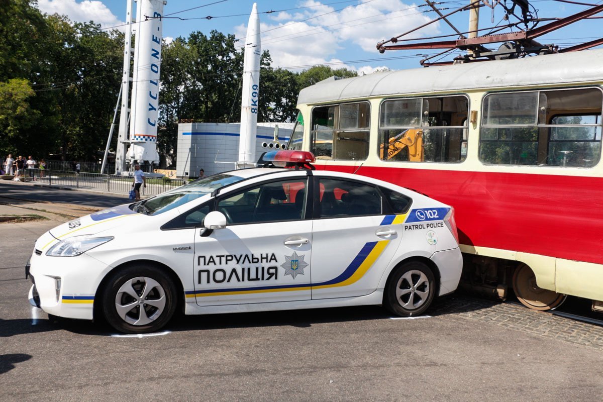 В Днепре возле здания ОГА столкнулись трамвай и Toyota Prius полицейских 2