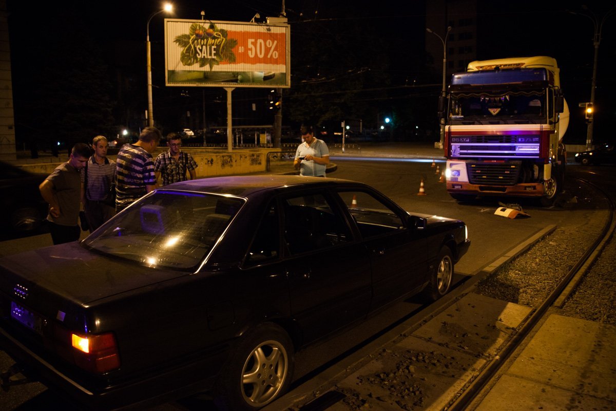 На Рабочей грузовик протаранил Audi 1