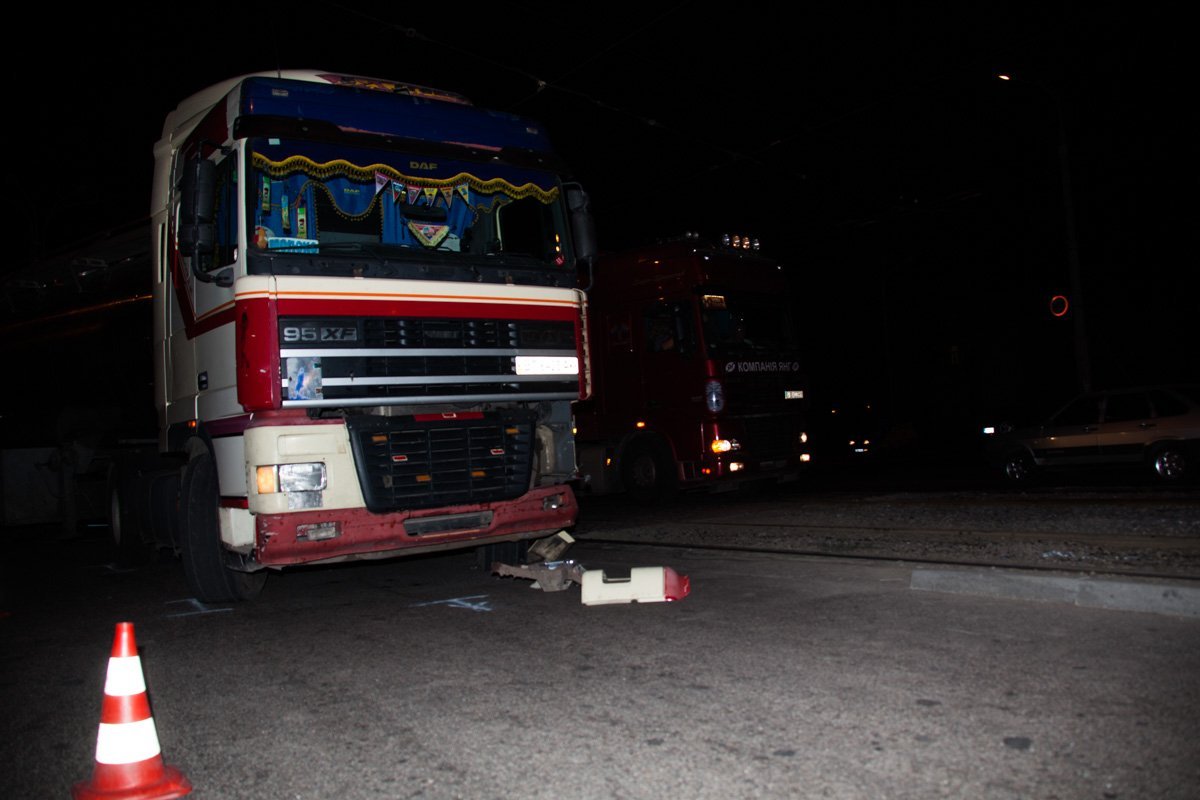 На Рабочей грузовик протаранил Audi 2