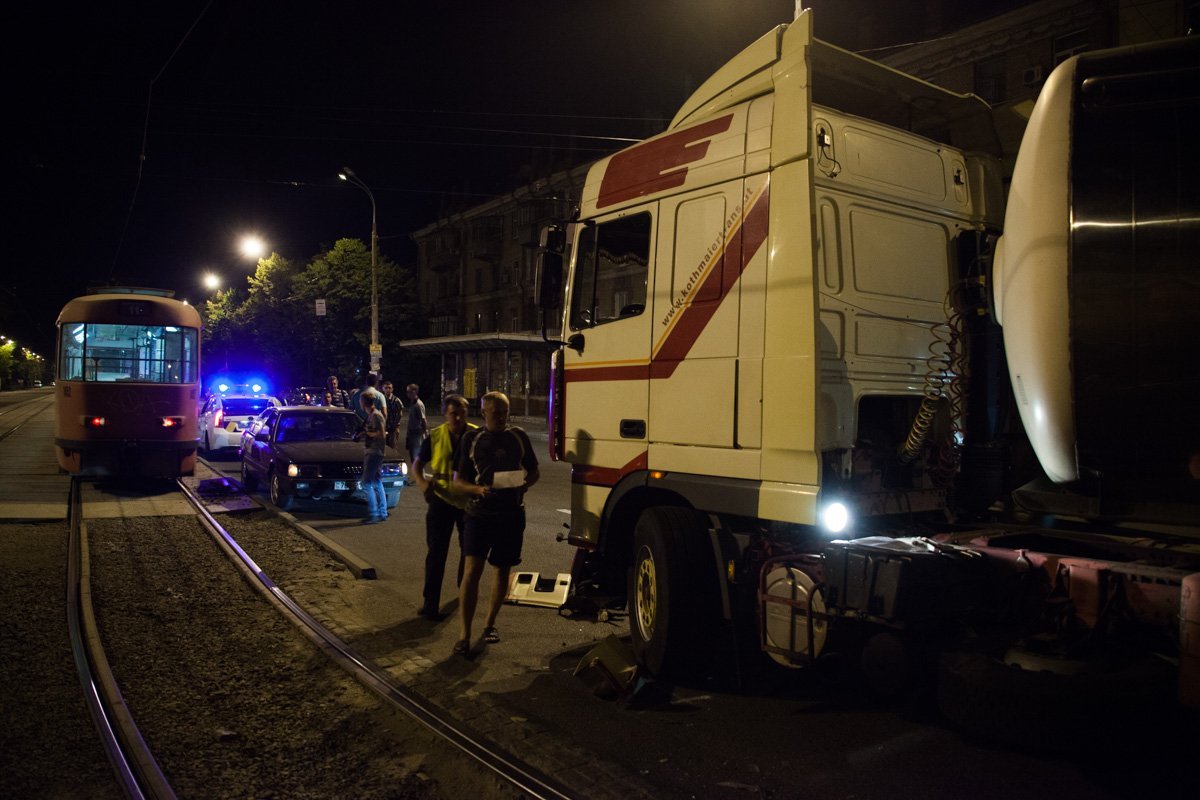 На Рабочей грузовик протаранил Audi 6