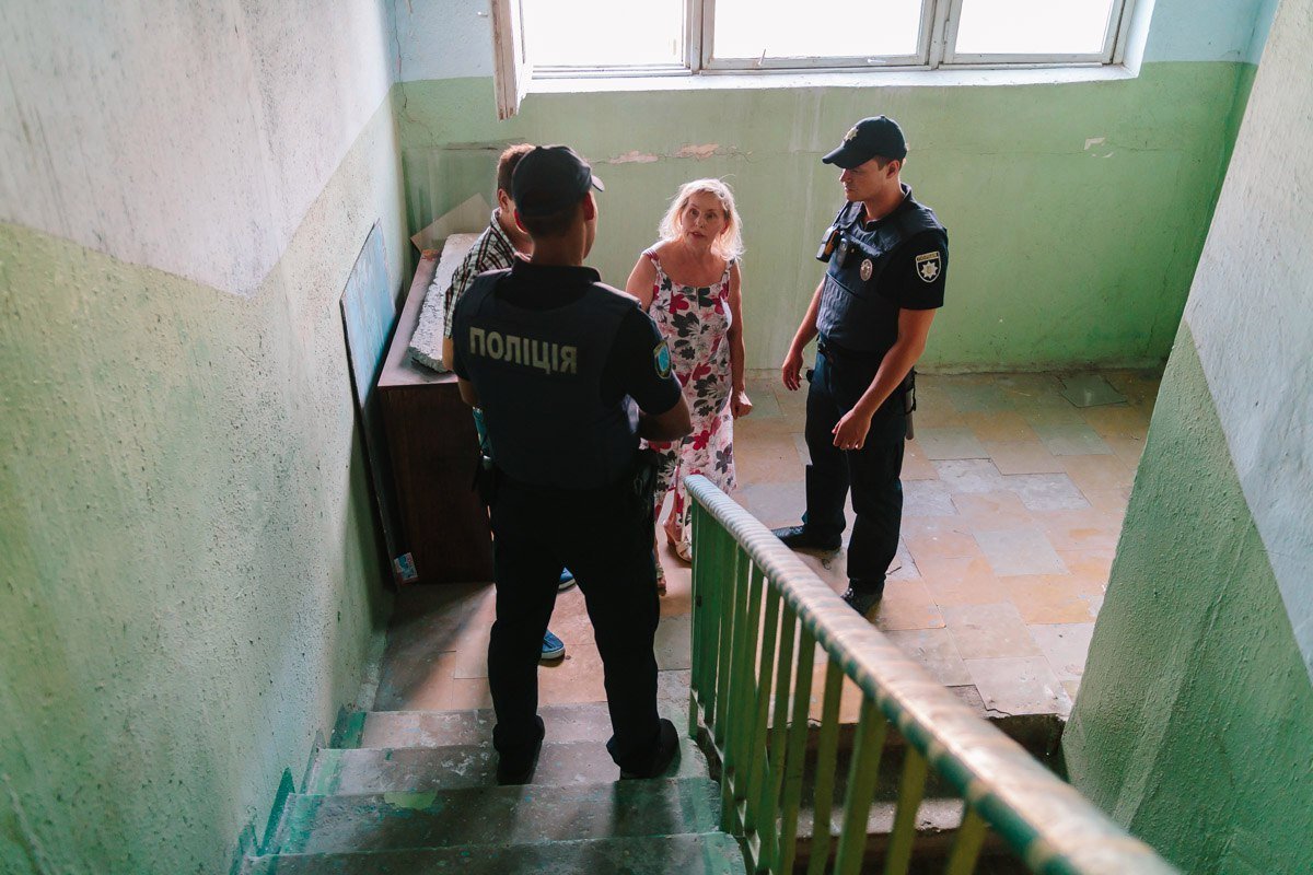 Смерть взаперти: на Набережной Победы жители многоэтажки задыхаются от трупного яда 3