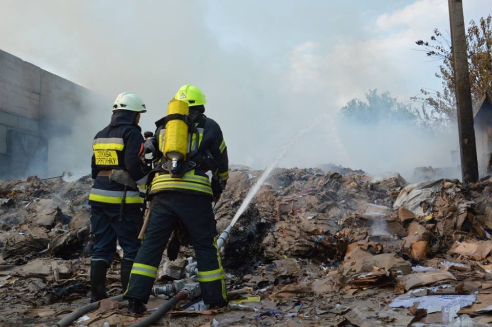 В Днепре произошел пожар на предприятии по переработке вторсырья 1