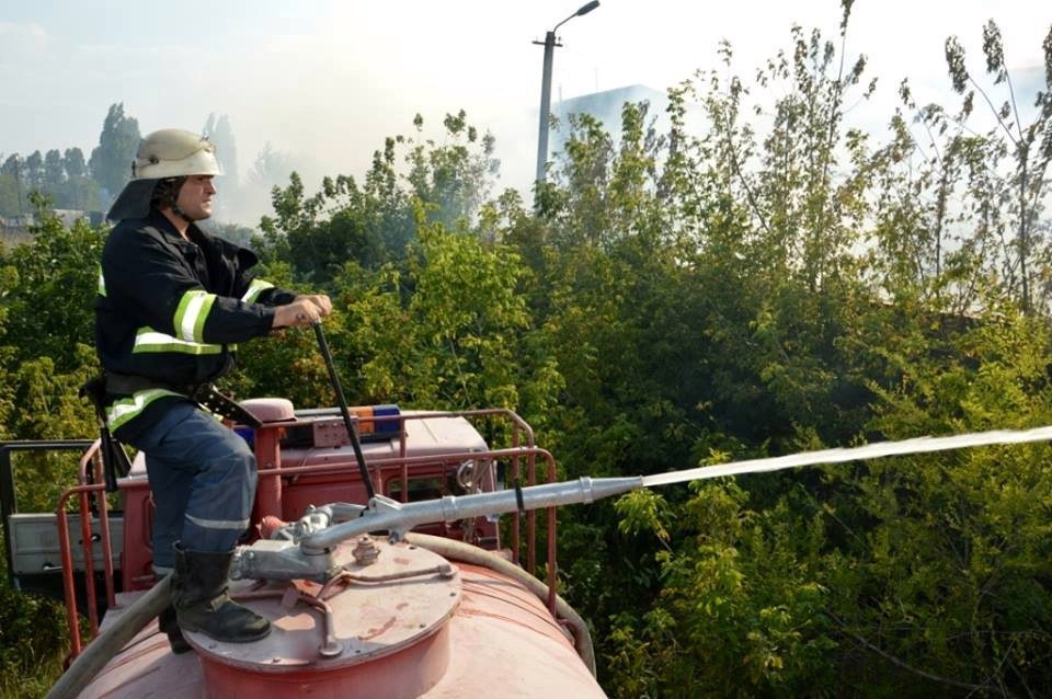 В Днепре произошел пожар на предприятии по переработке вторсырья 4