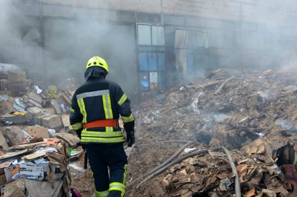 В Днепре произошел пожар на предприятии по переработке вторсырья 5