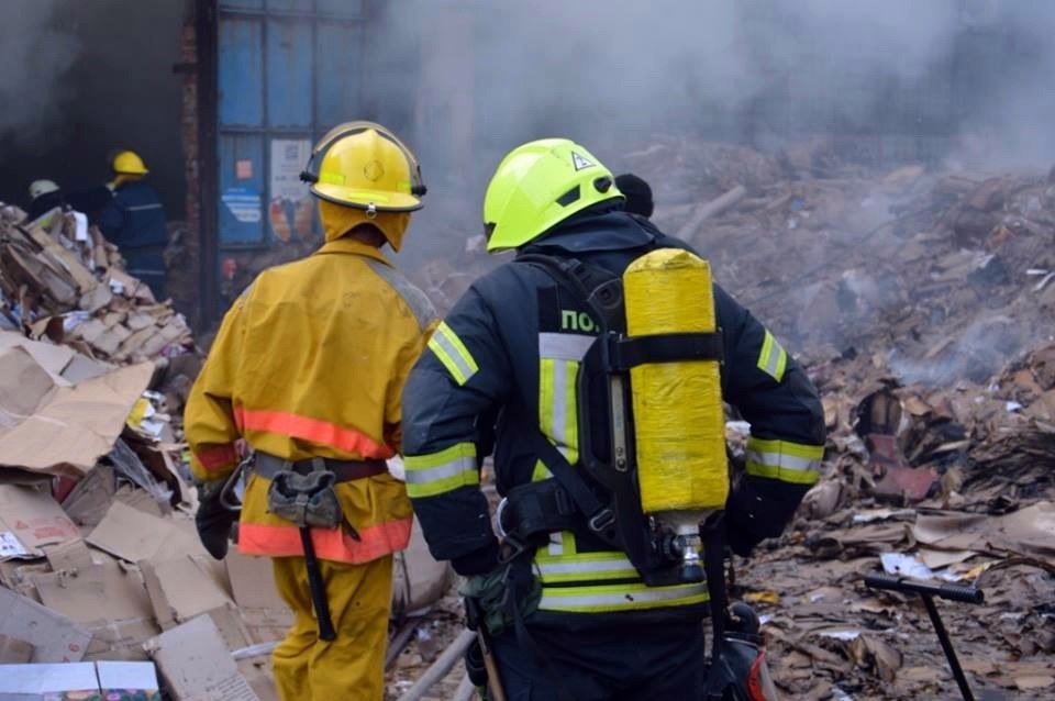 В Днепре произошел пожар на предприятии по переработке вторсырья 6