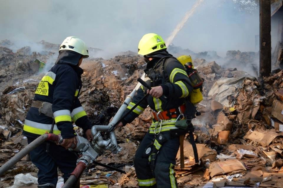 В Днепре произошел пожар на предприятии по переработке вторсырья 10