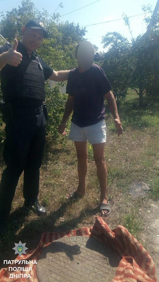 В Днепре мужчина гулял по городу с канализационным люком 1
