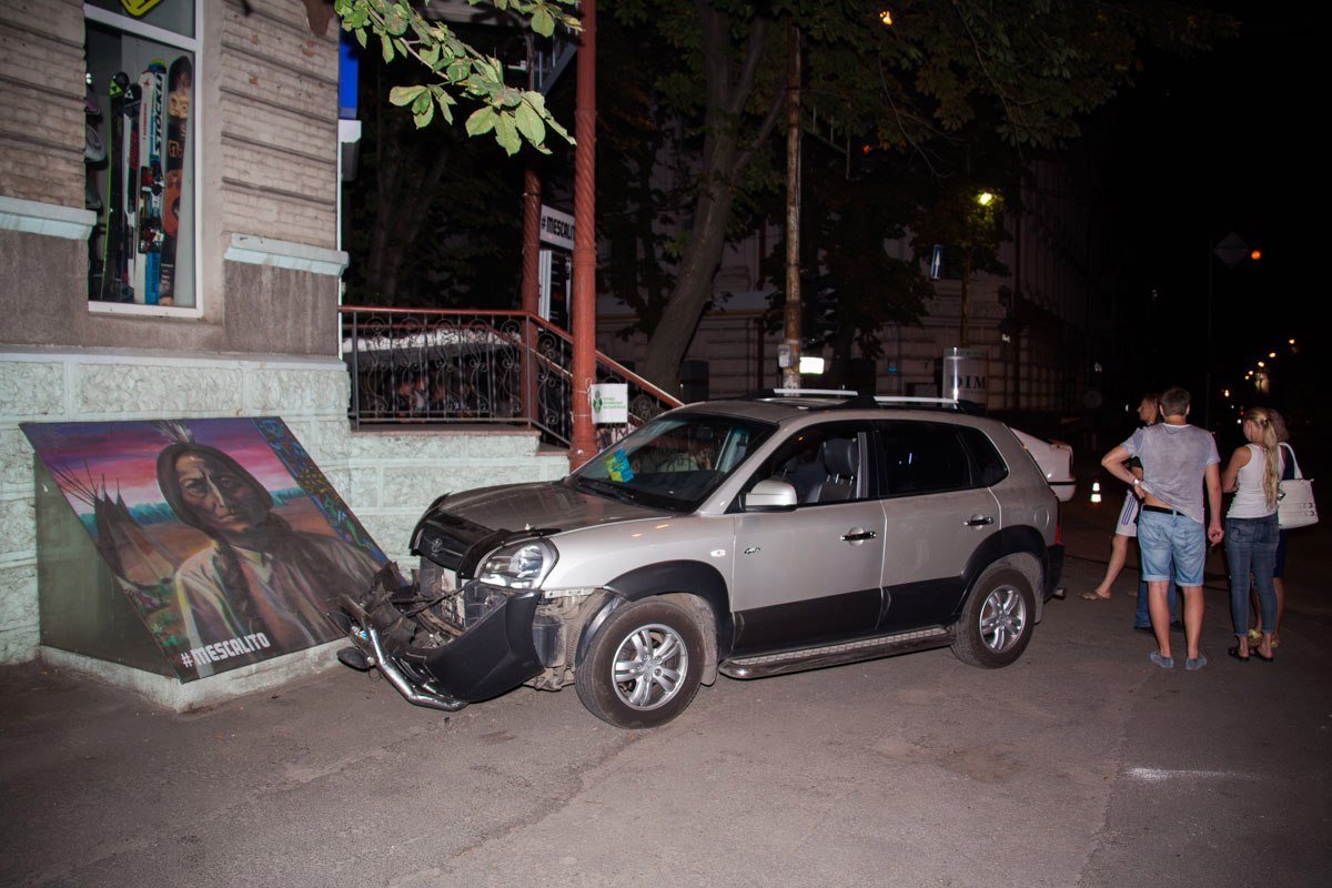 ДТП на Короленко: на перекрестке столкнулись Hyundai и Skoda 1
