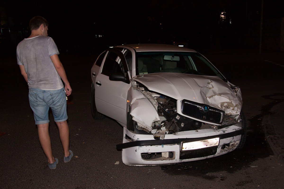 ДТП на Короленко: на перекрестке столкнулись Hyundai и Skoda 2