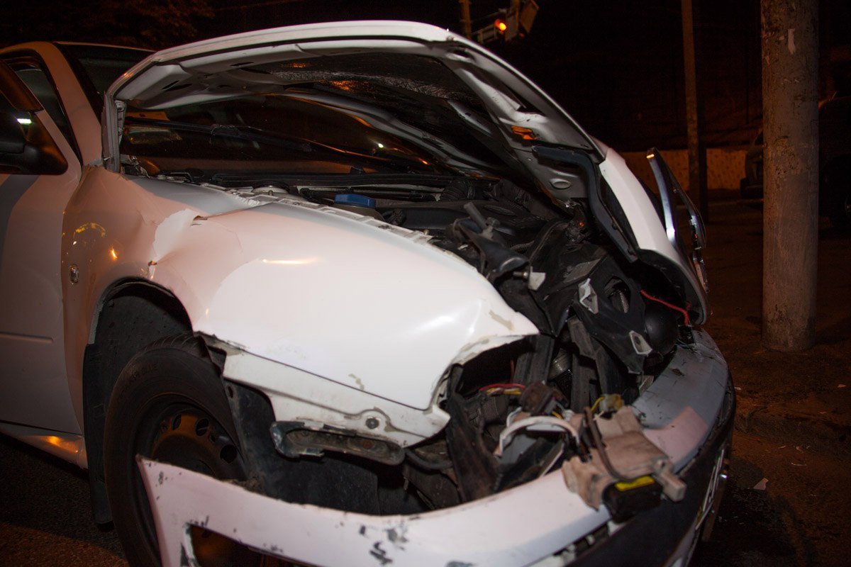 ДТП на Короленко: на перекрестке столкнулись Hyundai и Skoda 4