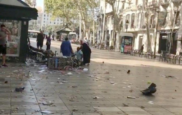 Теракт в центре Барселоны: фургон въехал в толпу людей, есть погибшие 1