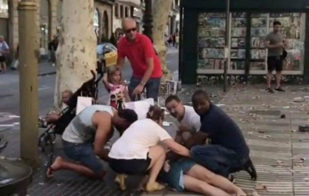 Теракт в центре Барселоны: фургон въехал в толпу людей, есть погибшие 3