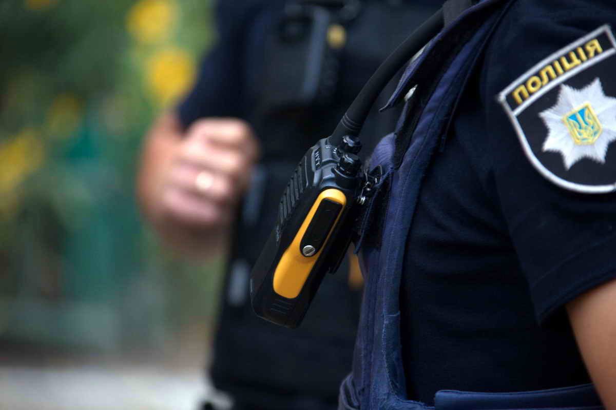 На Слобожанском проспекте окно квартиры беременной женщины разбили гранатой 1