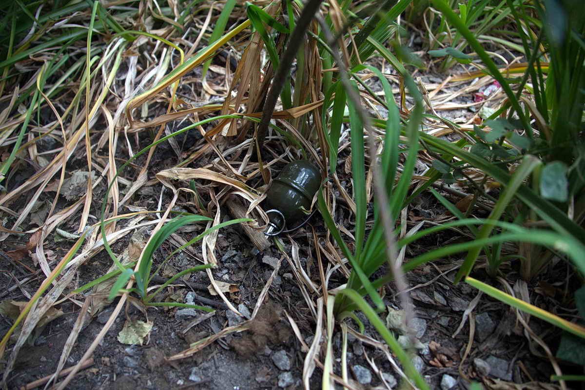 На Слобожанском проспекте окно квартиры беременной женщины разбили гранатой 3