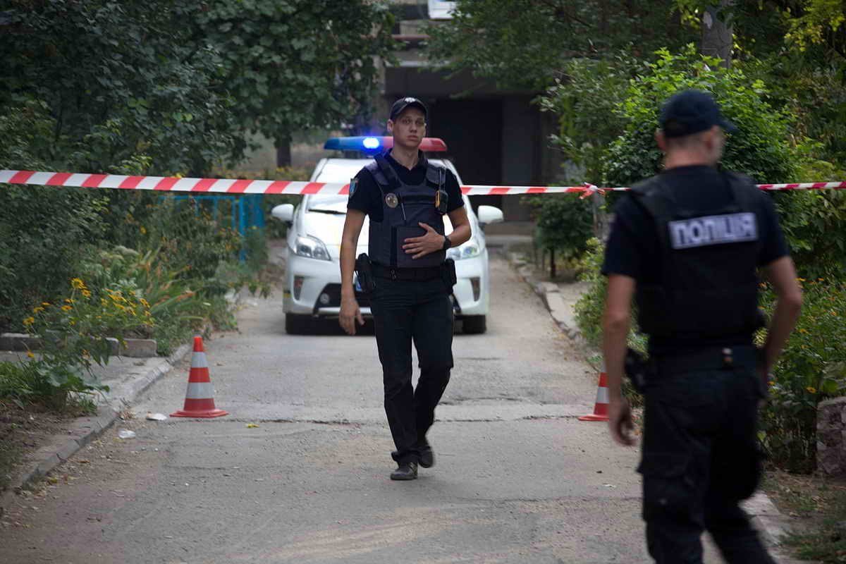 На Слобожанском проспекте окно квартиры беременной женщины разбили гранатой 4